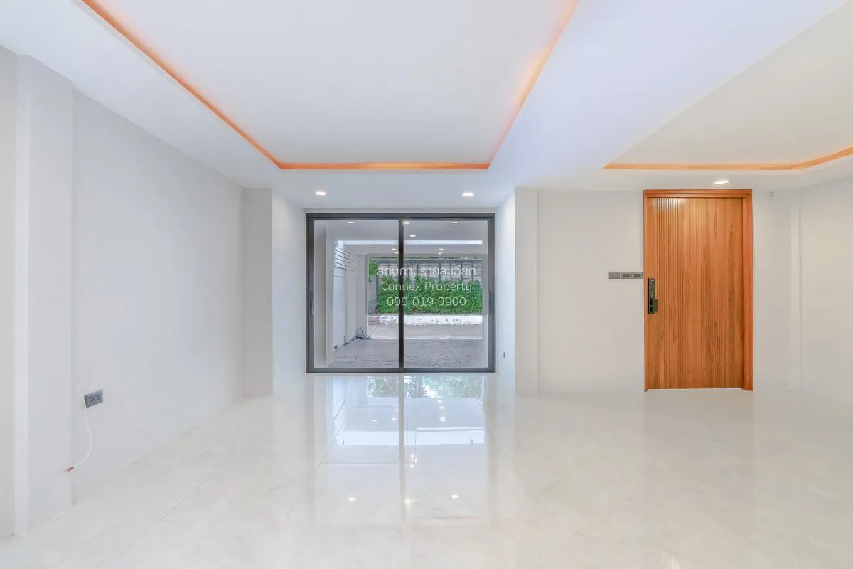 For Sale 2-storey townhouse, 33 sq m, Sukhumvit 71 , Khlong Tan N 3