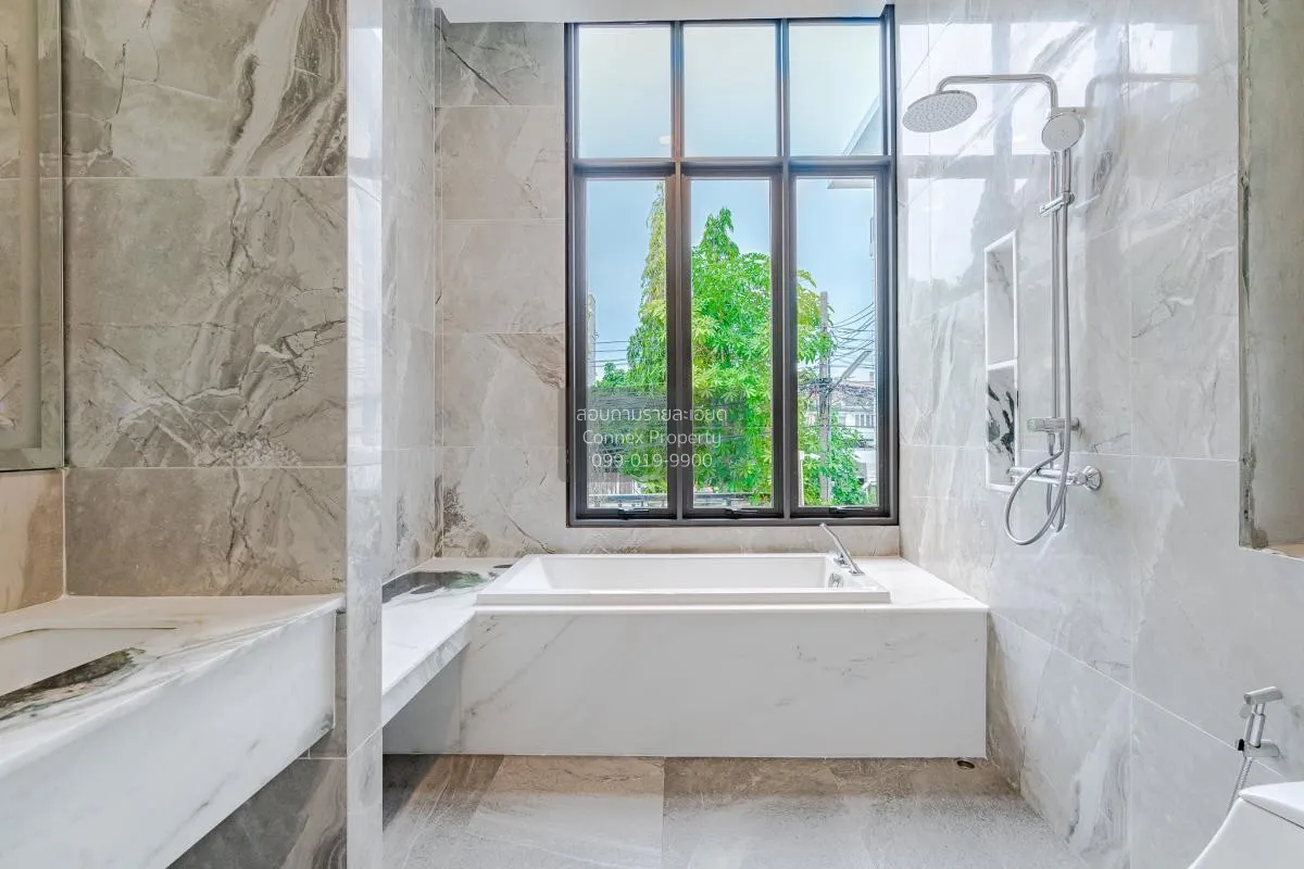 For Sale 2-storey townhouse, 33 sq m, Sukhumvit 71 , Khlong Tan N