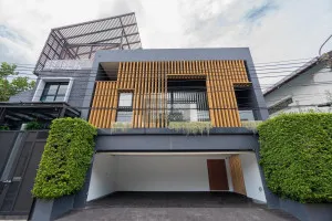 For Sale  3-storey detached house, pool villa with swimming pool, Sukhumvit 71 , Khlong Tan Nuea , Watthana , Bangkok , CX-129784