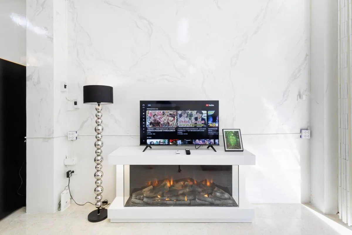 For Rent Building next to MRT Sam Yot, Wang Burapha Phirom , Phra 1