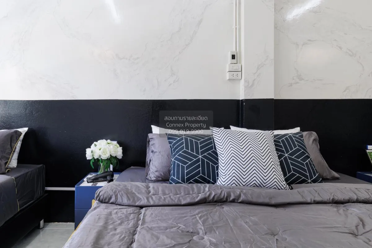 For Rent Building next to MRT Sam Yot, Wang Burapha Phirom , Phra 2