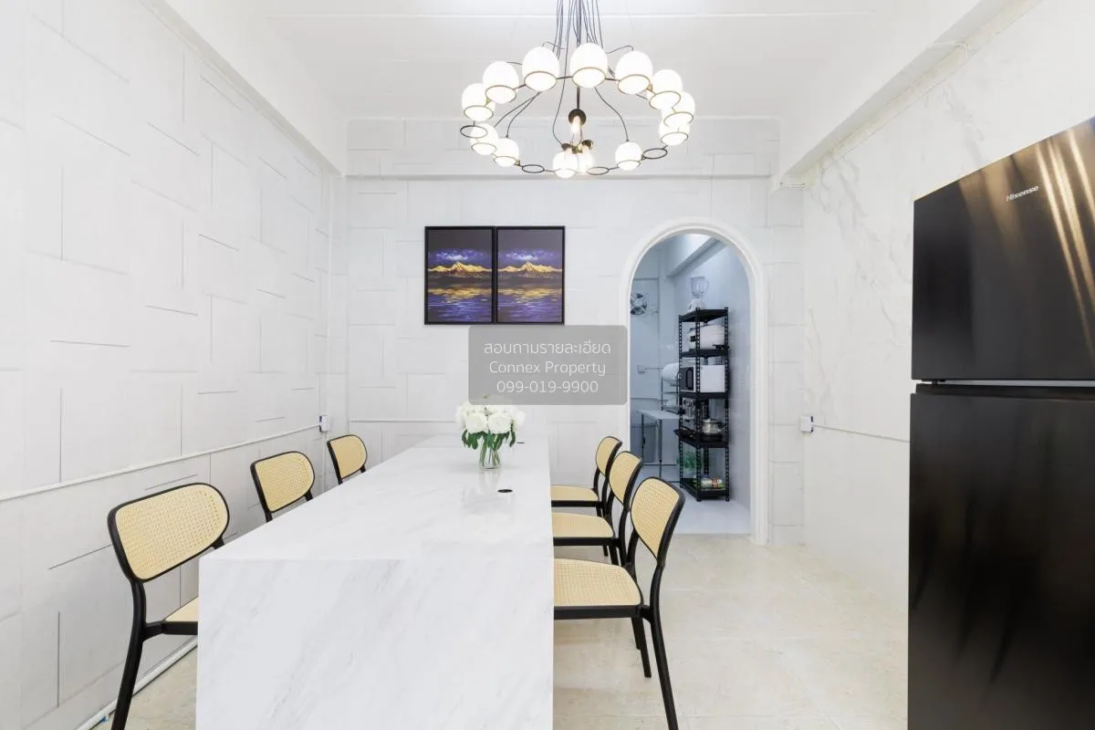 For Rent Building next to MRT Sam Yot, Wang Burapha Phirom , Phra