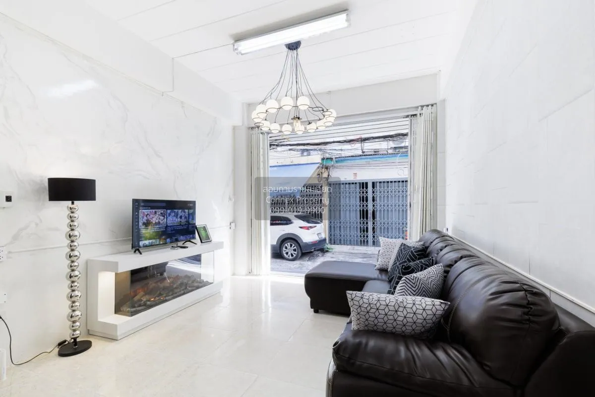 For Rent Building next to MRT Sam Yot, Wang Burapha Phirom , Phra