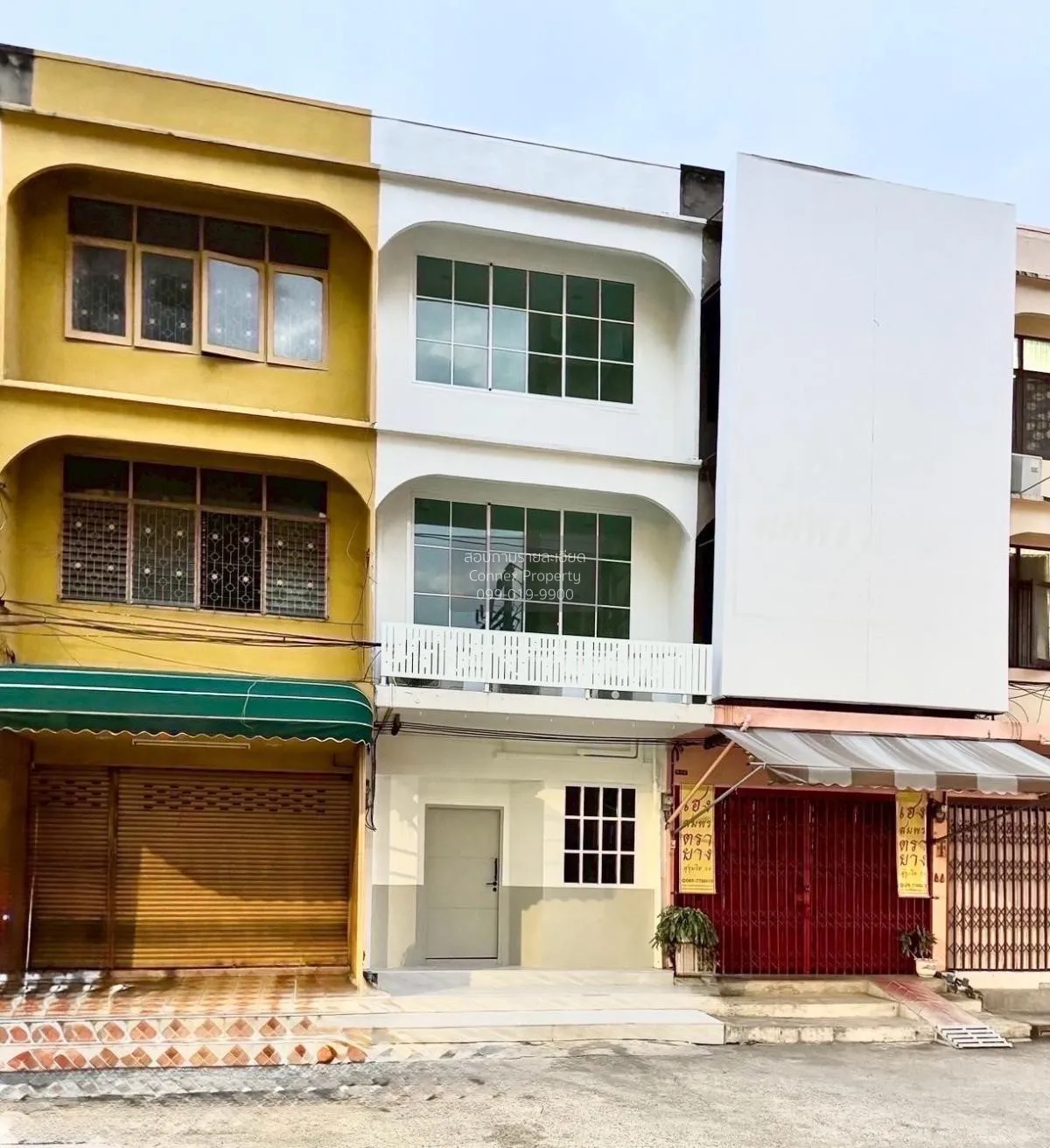 For Rent 3 - storey commercial area 165 square meters Soi Sukhumv 1
