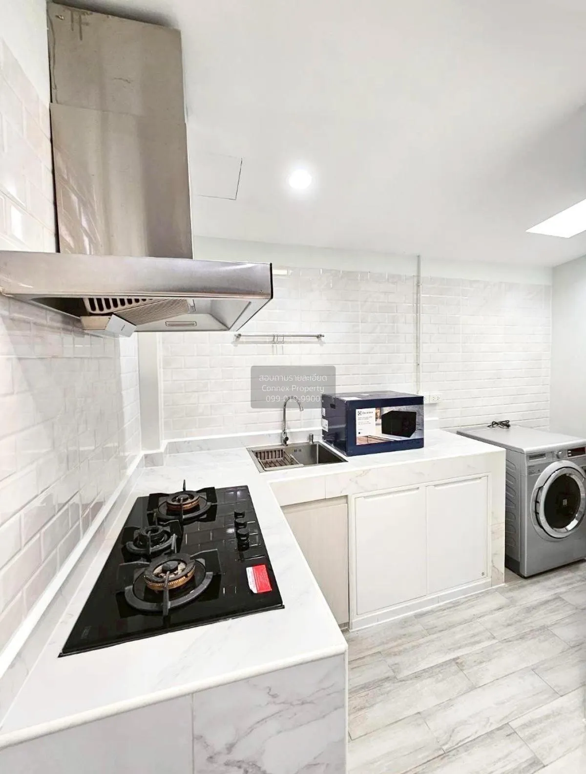 For Rent 3 - storey commercial area 165 square meters Soi Sukhumv