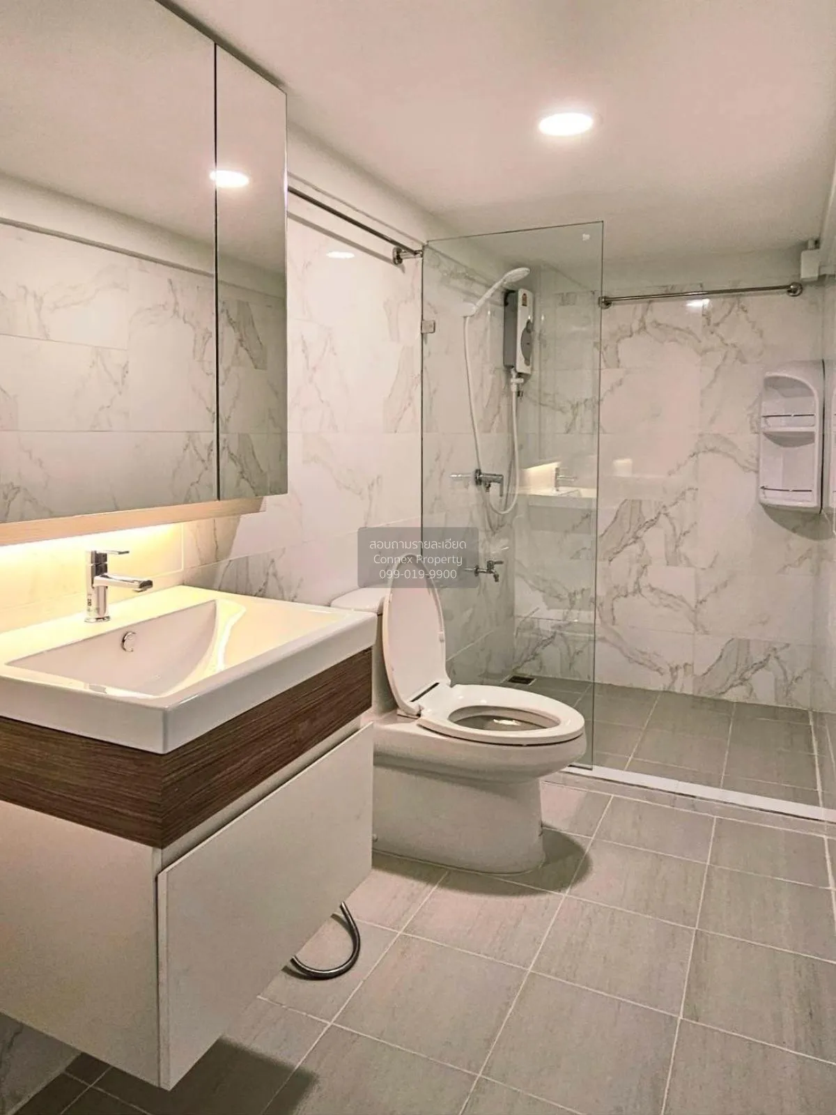 For Rent 3 - storey commercial area 165 square meters Soi Sukhumv