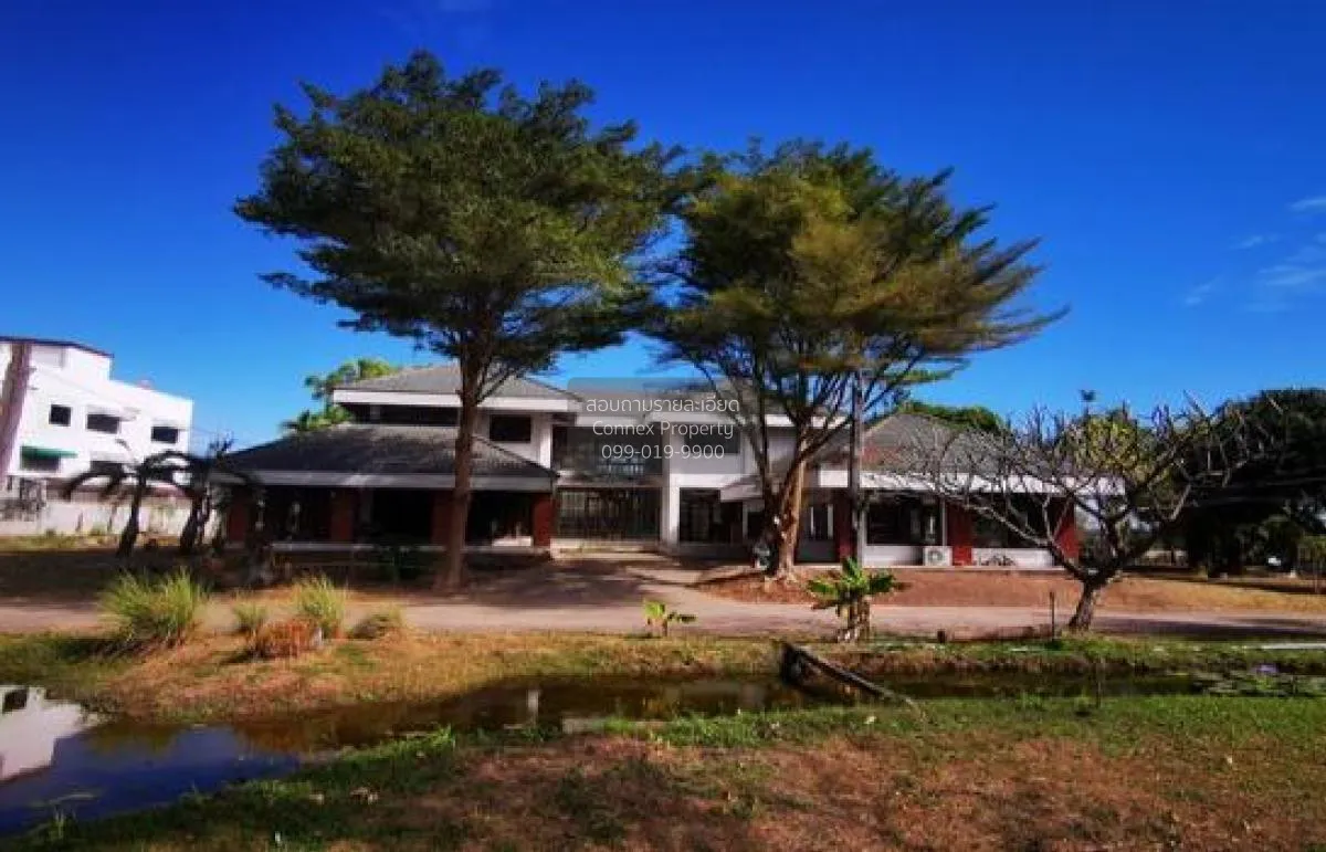 For Sale A luxury lakeside house, next to Phahonyothin Road, Khok 3