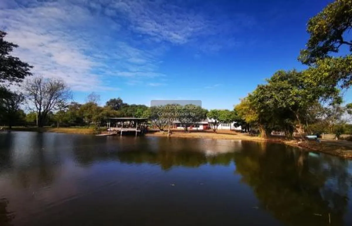 For Sale A luxury lakeside house, next to Phahonyothin Road, Khok