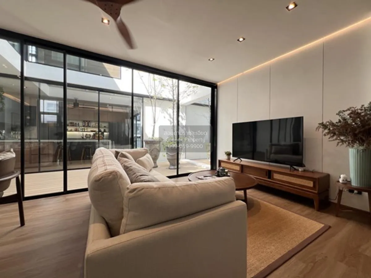 ขายสำนักงาน โฮมออฟฟิศ  4.5 ชั้น ตึกมุม The Mixx  แพรกษา ใกล้ BTS 