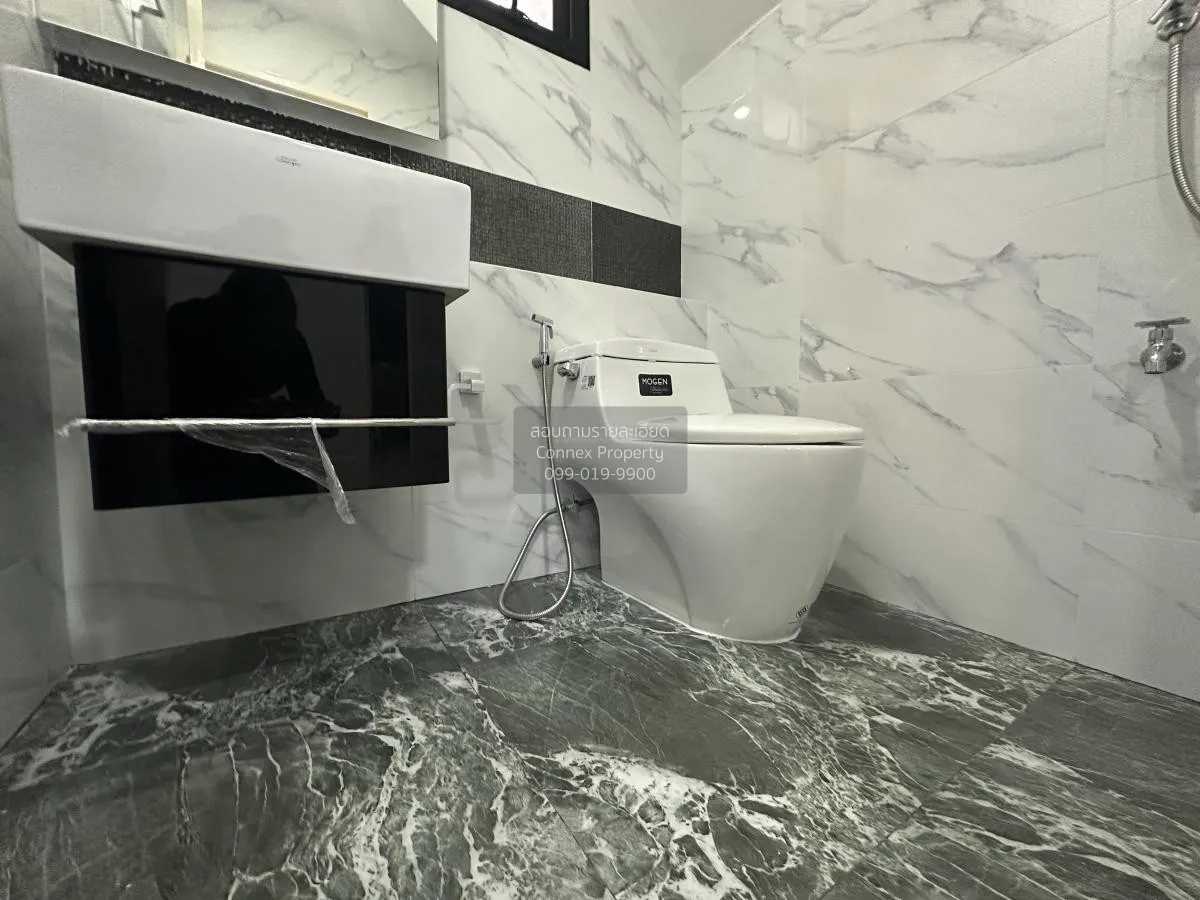 For Sale House , Thanyaphirom Grand Ville Khlong 7 , corner unit 