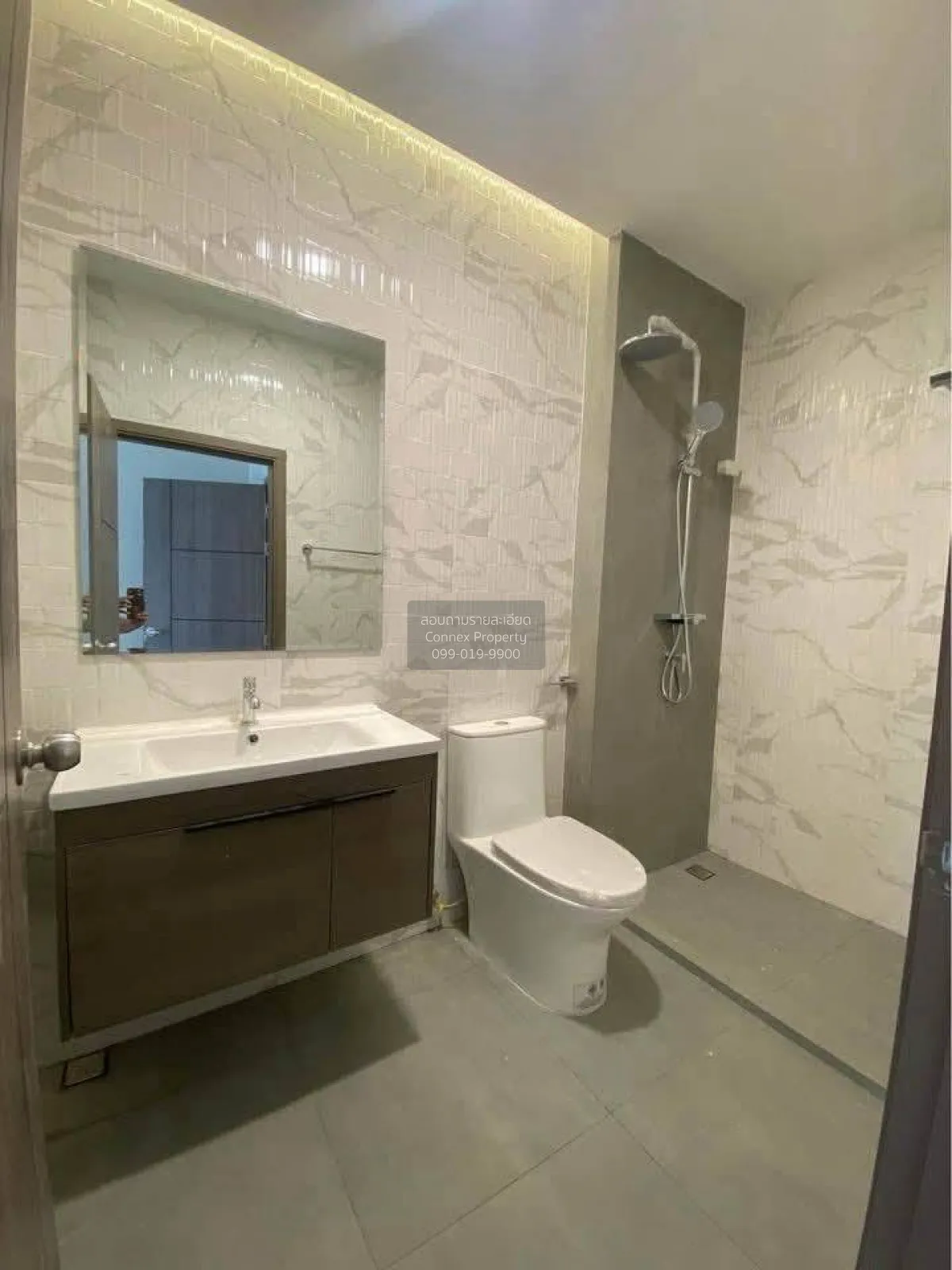 For Sale 4.5 - storey Commercial building 250 square meters Soi P