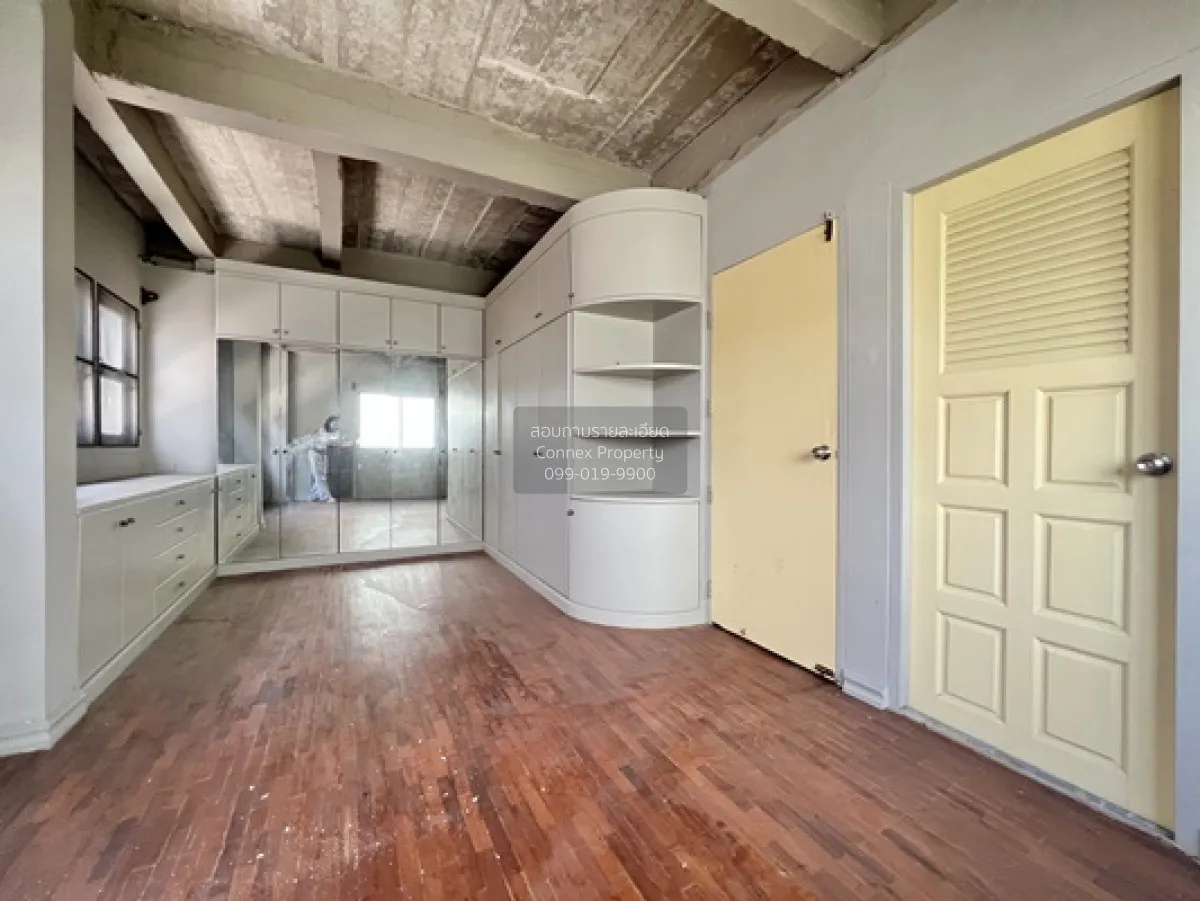 For Sale Townhouse/Townhome  , Baan Kasemsan , corner unit , MRT-