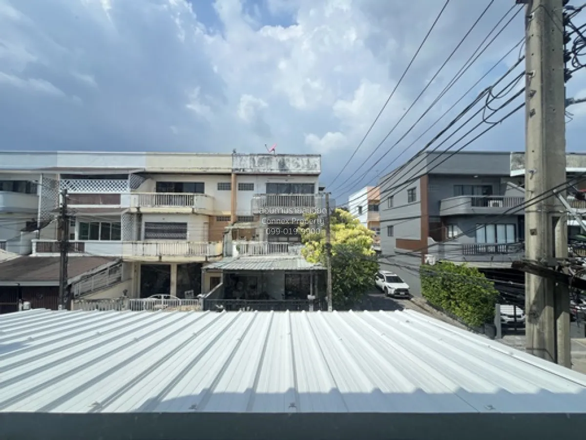 For Sale Townhouse/Townhome  , Baan Kasemsan , corner unit , MRT-