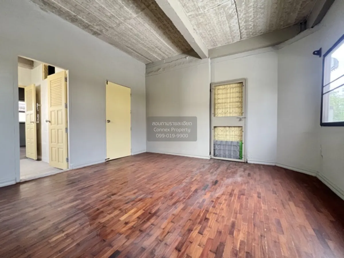 For Sale Townhouse/Townhome  , Baan Kasemsan , corner unit , MRT-