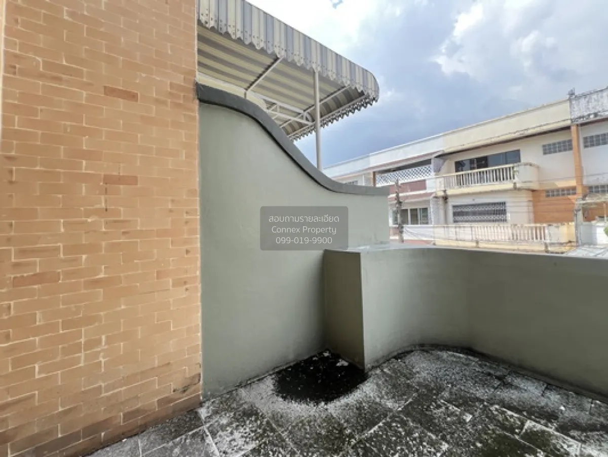 For Sale Townhouse/Townhome  , Baan Kasemsan , corner unit , MRT-