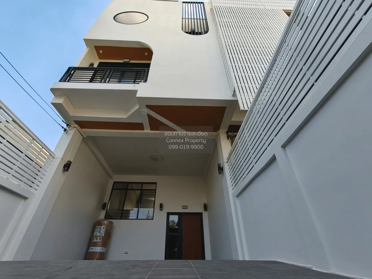 For Sale Townhome, 3-story, located on Ramintra Expressway, Pradi 2