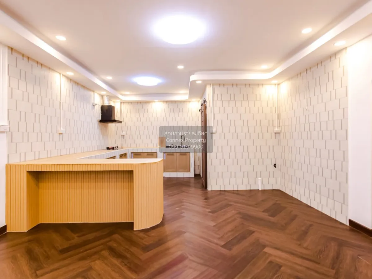 For Sale Townhome, 3-story, located on Ramintra Expressway, Pradi