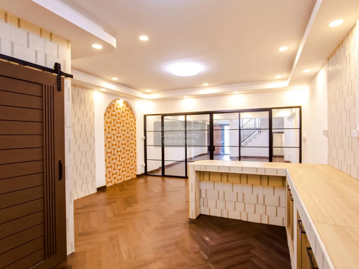 For Sale Townhome, 3-story, located on Ramintra Expressway, Pradi