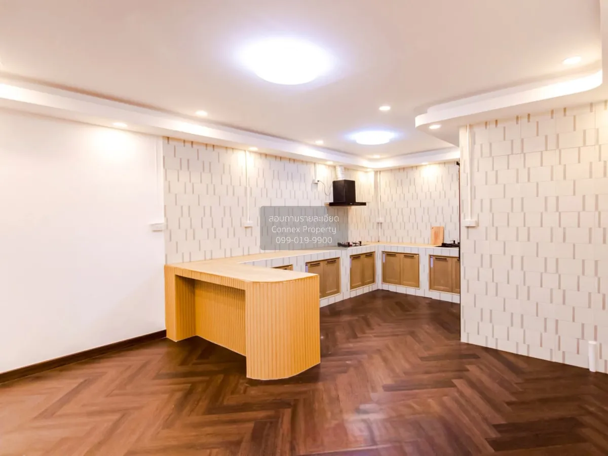 For Sale Townhome, 3-story, located on Ramintra Expressway, Pradi