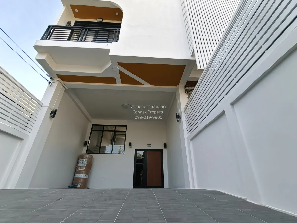 For Sale Townhome, 3-story, located on Ramintra Expressway, Pradi