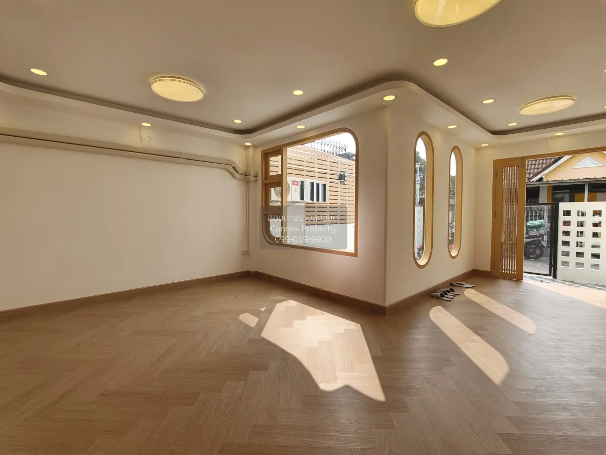 ขายทาวน์เฮ้าส์ ซอยนวลจันทร์ 36 แยก 4 บ้านรีโนเวทใหม่ หลังริม ใกล้