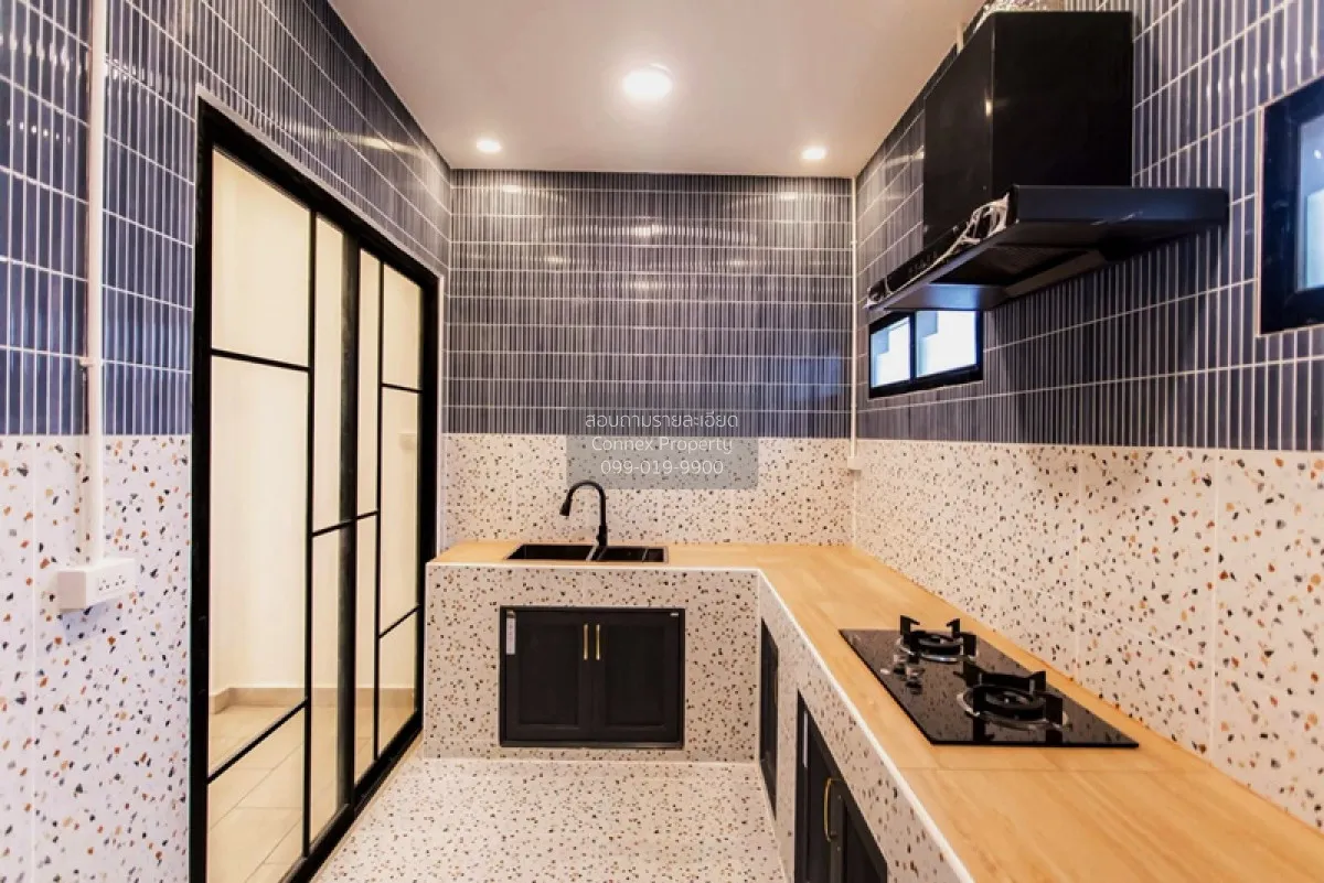 For Sale Townhome, Soi Serithai 17 , corner unit , newly renovate 2