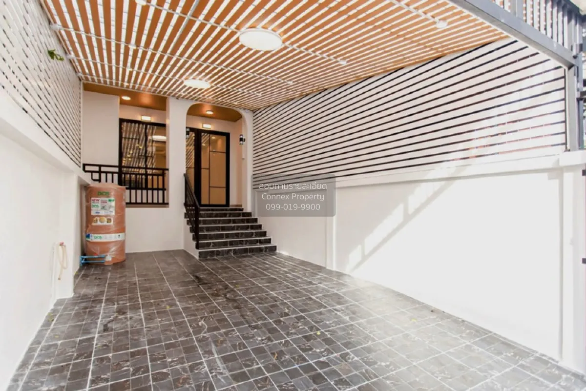 For Sale Townhome, Soi Serithai 17 , corner unit , newly renovate 3