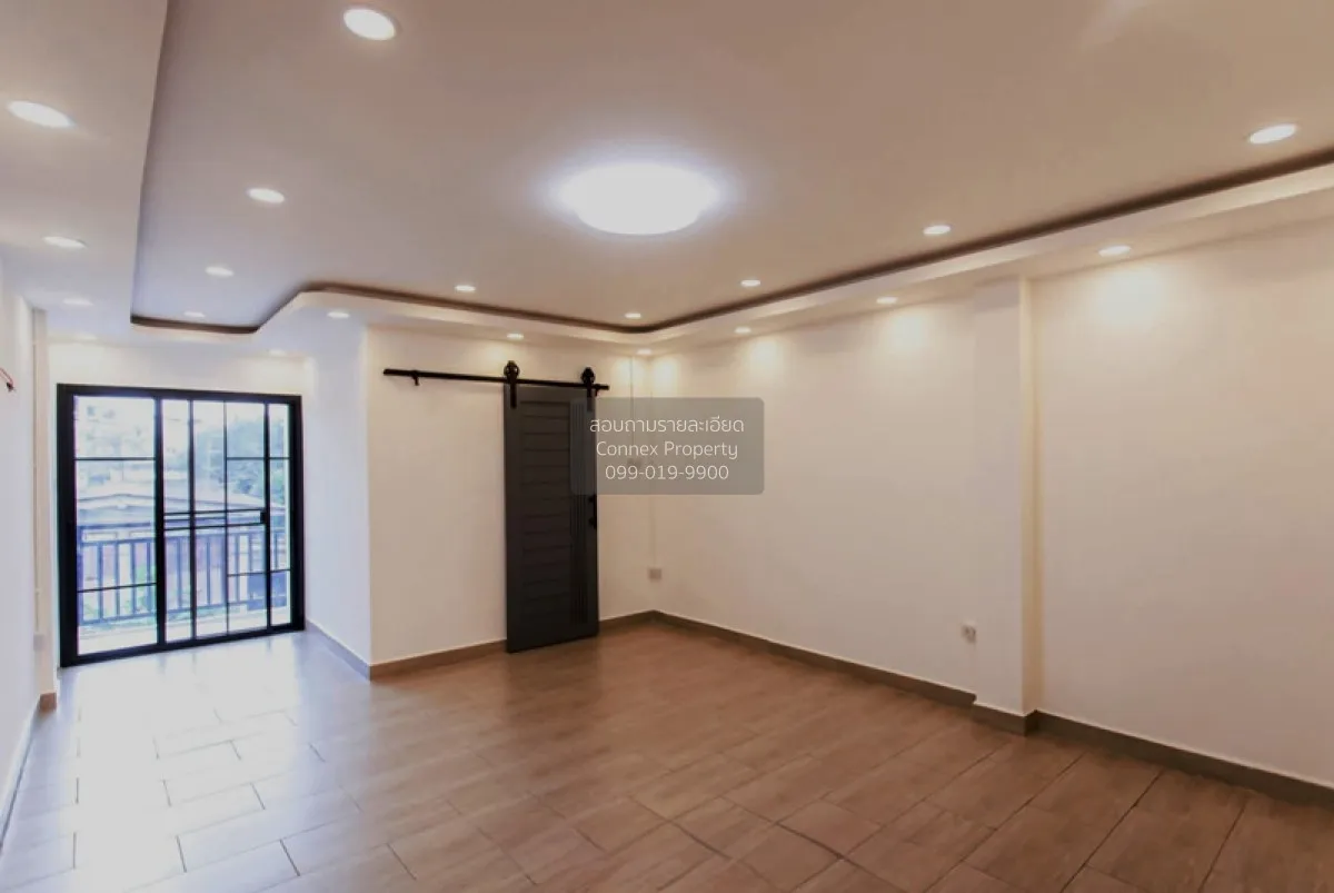 For Sale Townhome, Soi Serithai 17 , corner unit , newly renovate