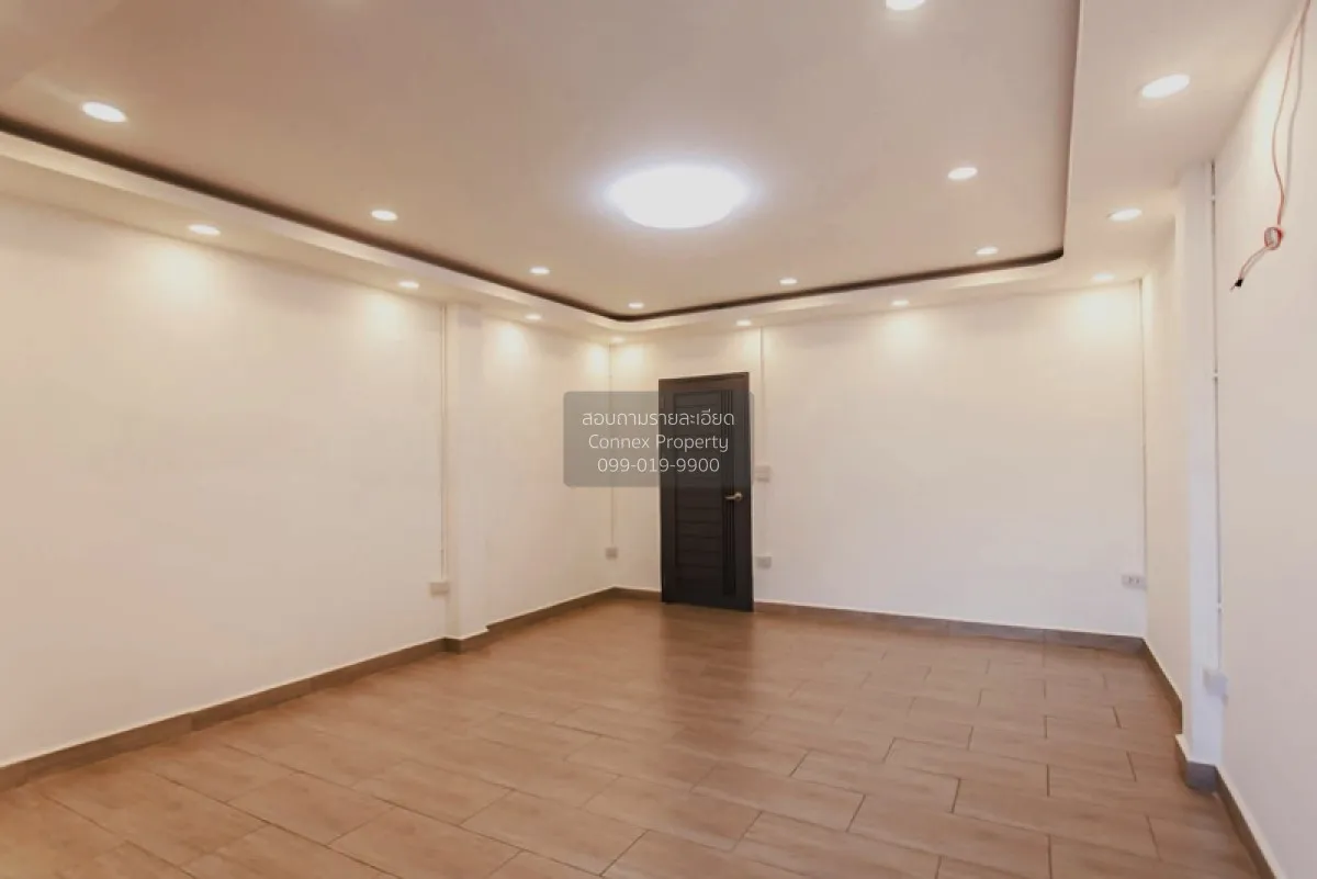 For Sale Townhome, Soi Serithai 17 , corner unit , newly renovate