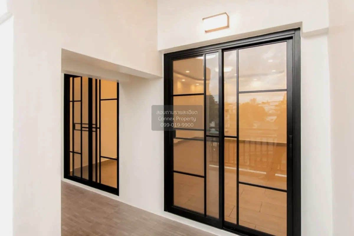 For Sale Townhome, Soi Serithai 17 , corner unit , newly renovate