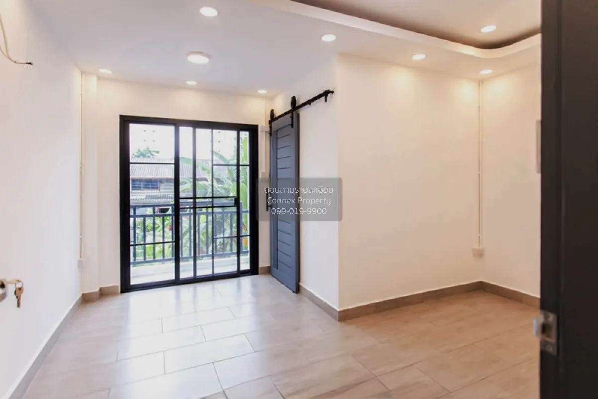 For Sale Townhome, Soi Serithai 17 , corner unit , newly renovate
