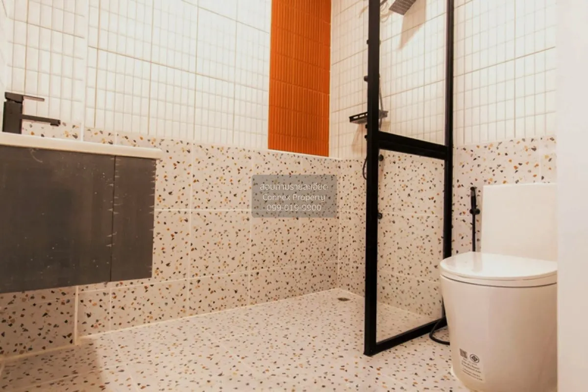 For Sale Townhome, Soi Serithai 17 , corner unit , newly renovate