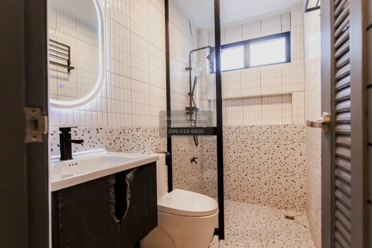 For Sale Townhome, Soi Serithai 17 , corner unit , newly renovate