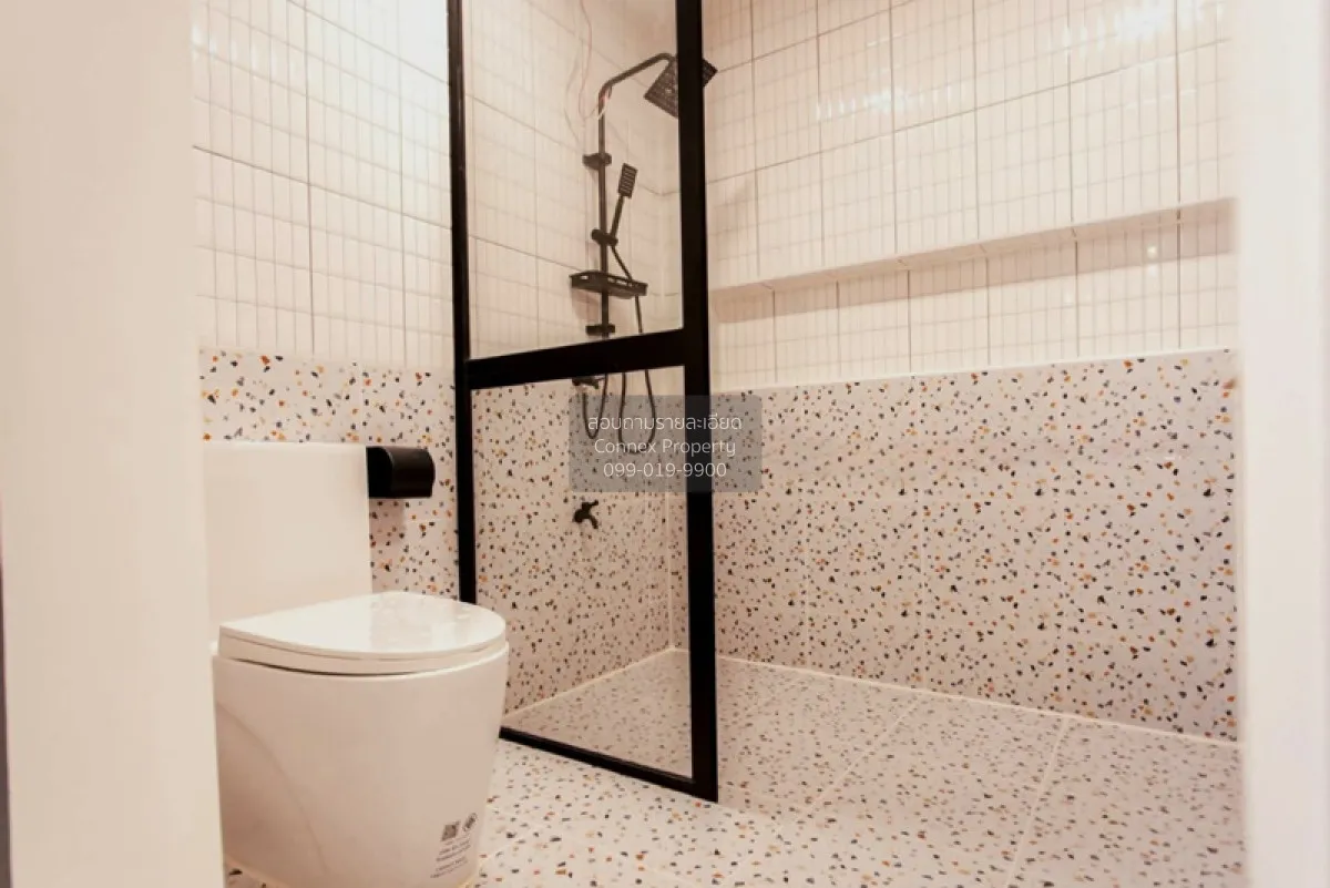 For Sale Townhome, Soi Serithai 17 , corner unit , newly renovate