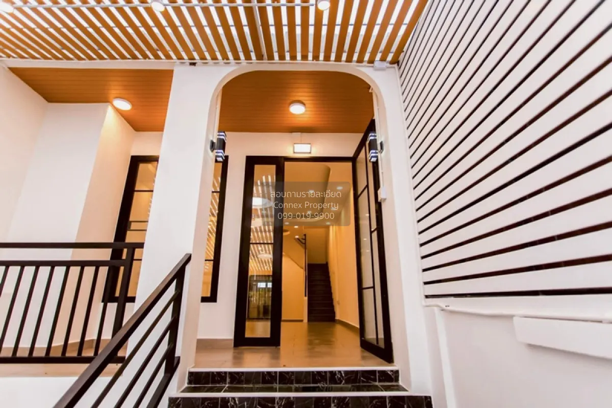 For Sale Townhome, Soi Serithai 17 , corner unit , newly renovate