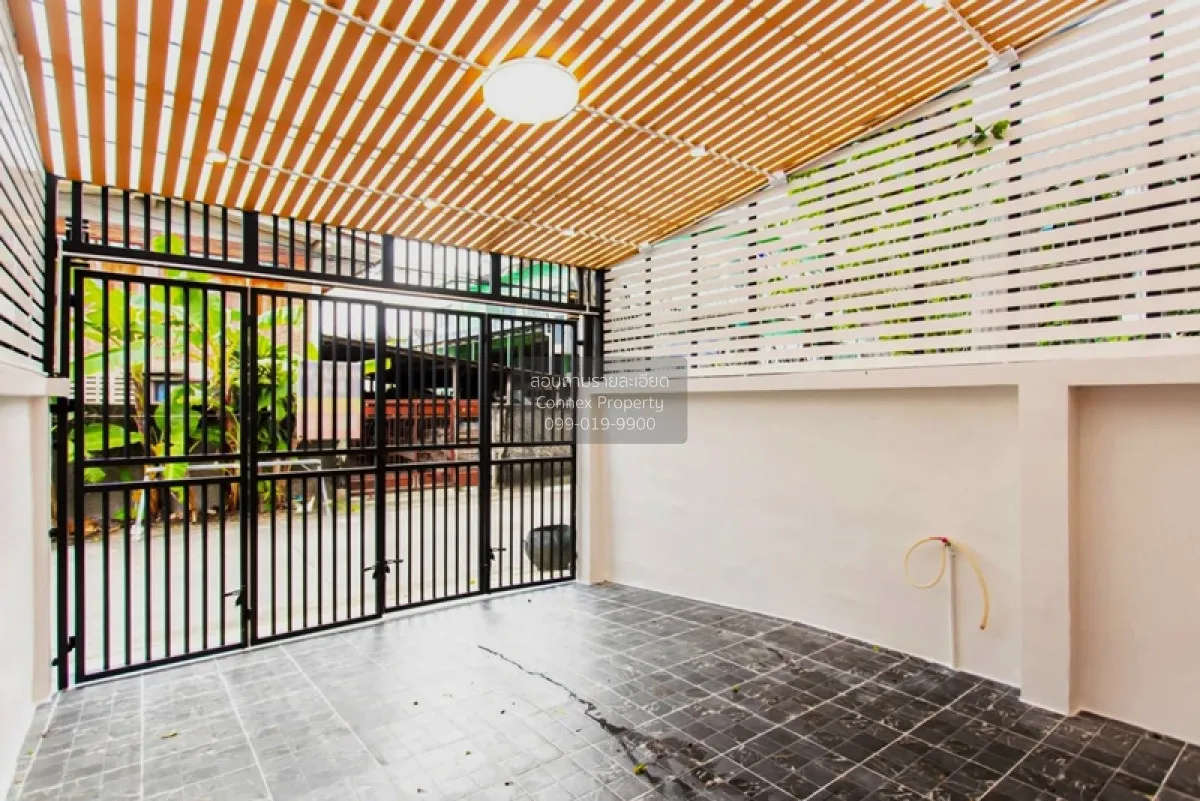 For Sale Townhome, Soi Serithai 17 , corner unit , newly renovate