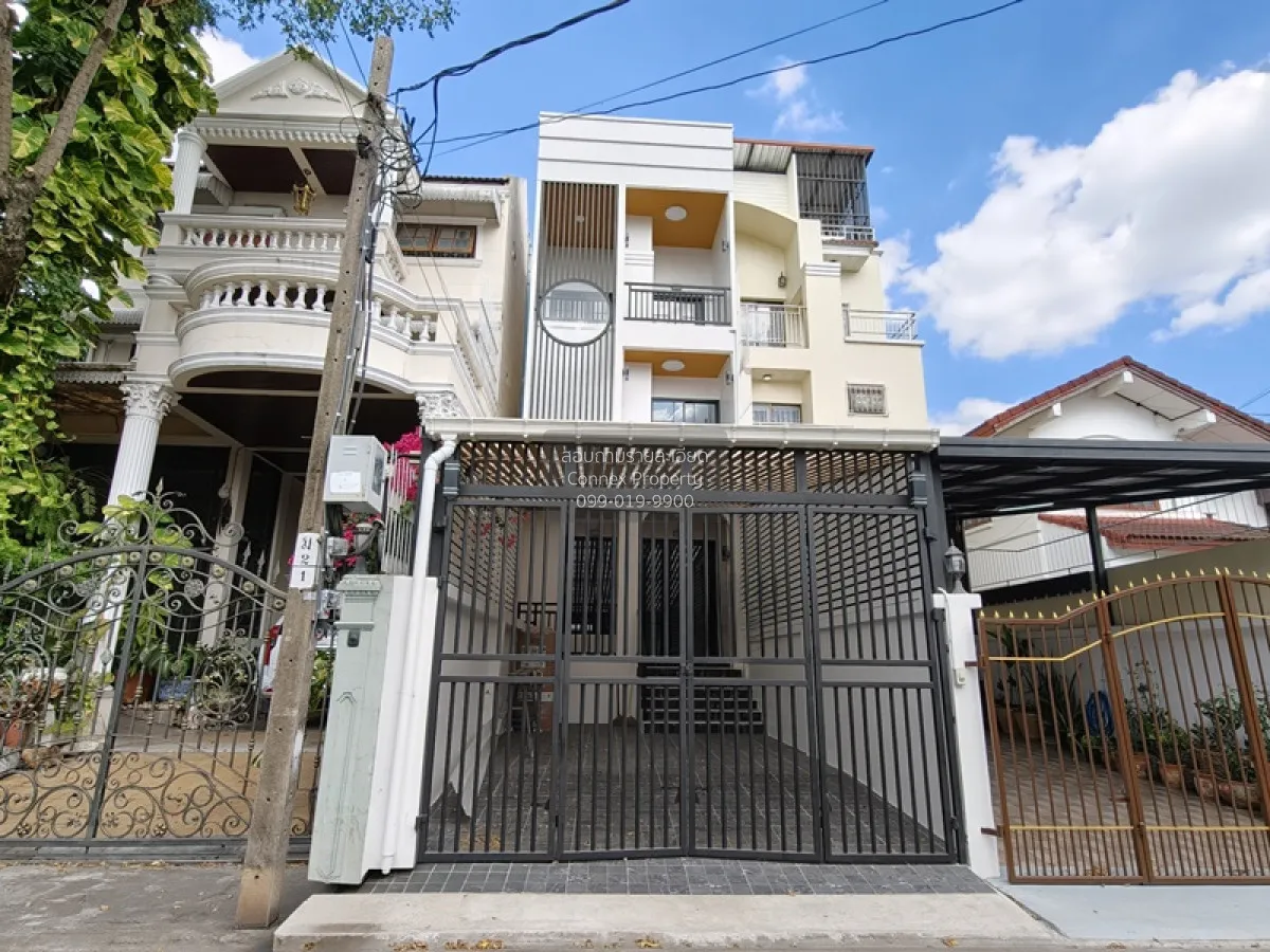 For Sale Townhome, Soi Serithai 17 , corner unit , newly renovate