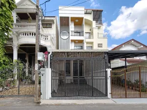 For Sale Townhome, Soi Serithai 17 , corner unit , newly renovated , Khlong Kum , Bung Kum , Bangkok , CX-142487