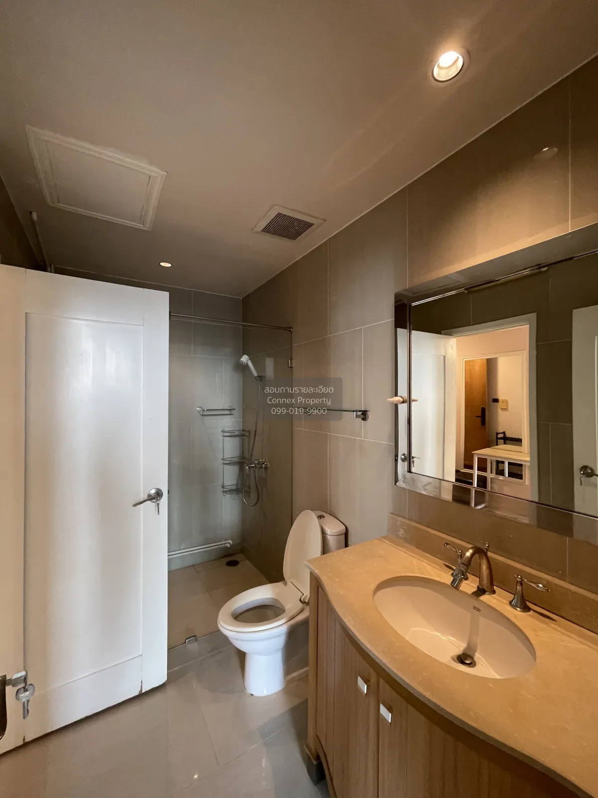 For Rent Condo , The Empire Place , corner unit , wide frontage ,