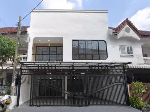 ขายทาวน์เฮ้าส์/ทาวน์โฮม  ประชากรไทย ลาดพร้าว 93 หน้ากว้าง รีโนเวทใหม่ วังทองหลาง เขต วังทองหลาง กรุงเทพ CX-142731