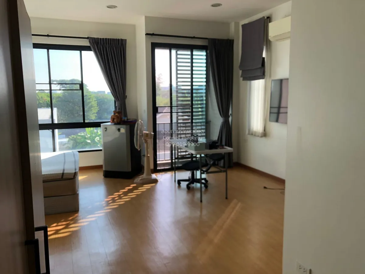 For Sale 3-story townhome, corner unit, outside the project. , Kh