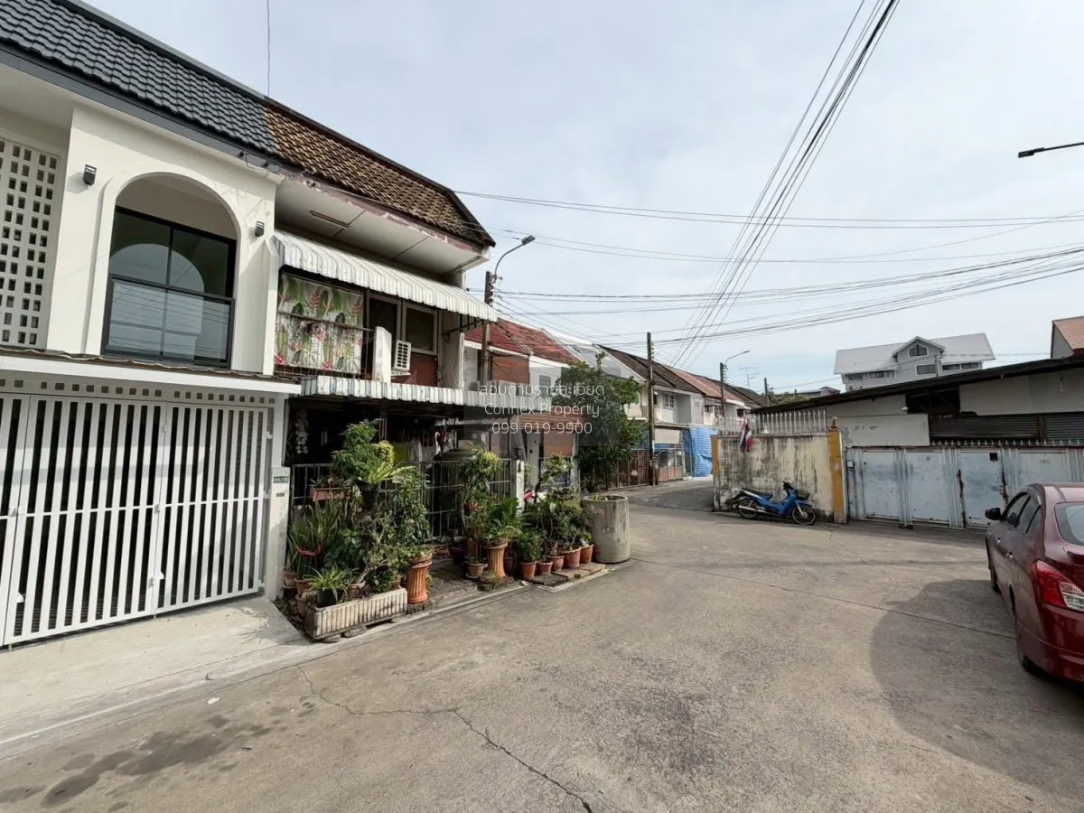 For Sale townhouse, Soi Senanikom 1 , newly renovated , Lat Phrao