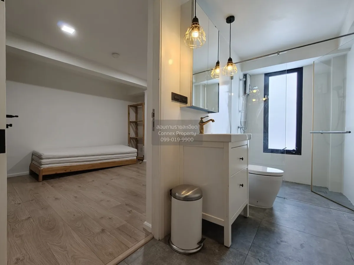 For Rent For Sale 3.5-story commercial building near BTS Royal Th