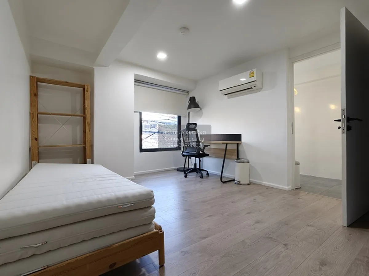 For Rent For Sale 3.5-story commercial building near BTS Royal Th