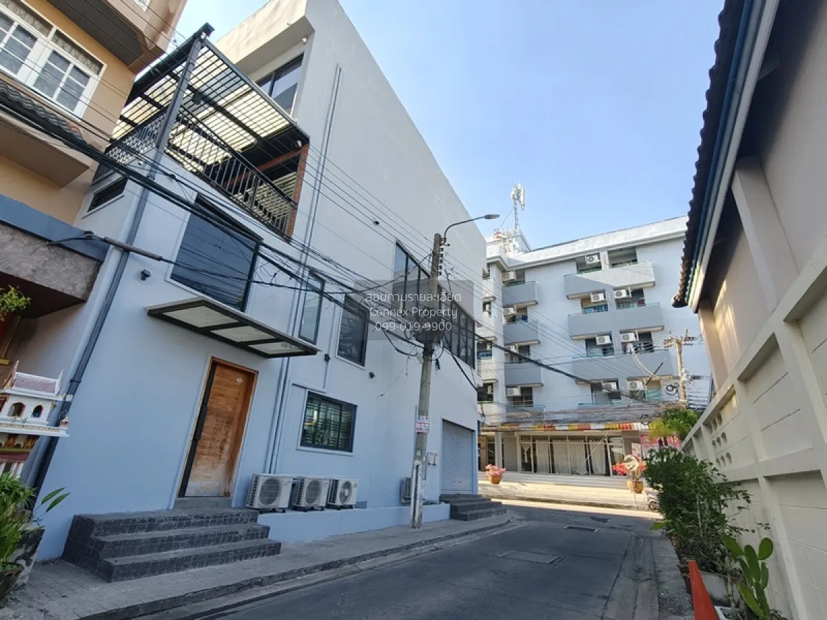 For Rent For Sale 3.5-story commercial building near BTS Royal Th