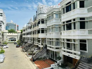 For Rent Townhouse/Townhome  , Moo Baan Chicha Castle , newly renovated , MRT-Phetchaburi , Khlong Toei Nuea , Watthana , Bangkok , CX-145492