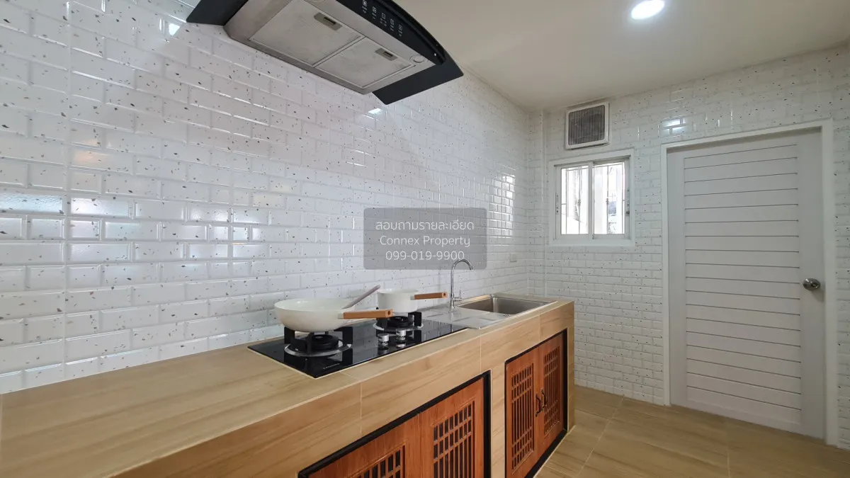 For Sale Townhouse/Townhome  , Busarin Ramintra , corner unit , n