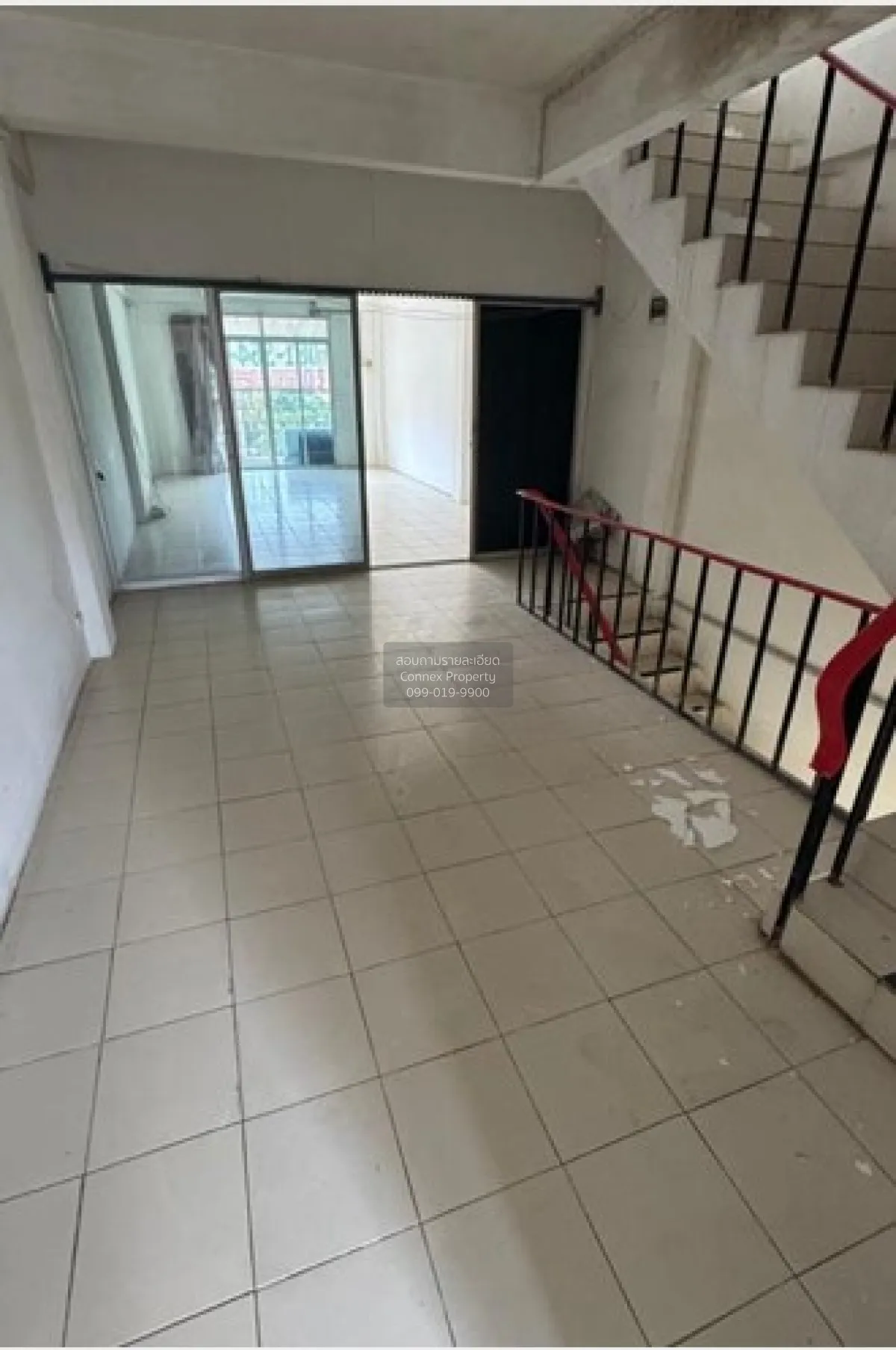 For Rent Four-story commercial building at Phra Nangklao intersec