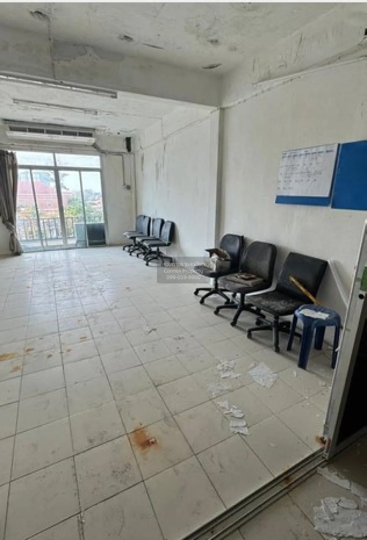 For Rent Four-story commercial building at Phra Nangklao intersec