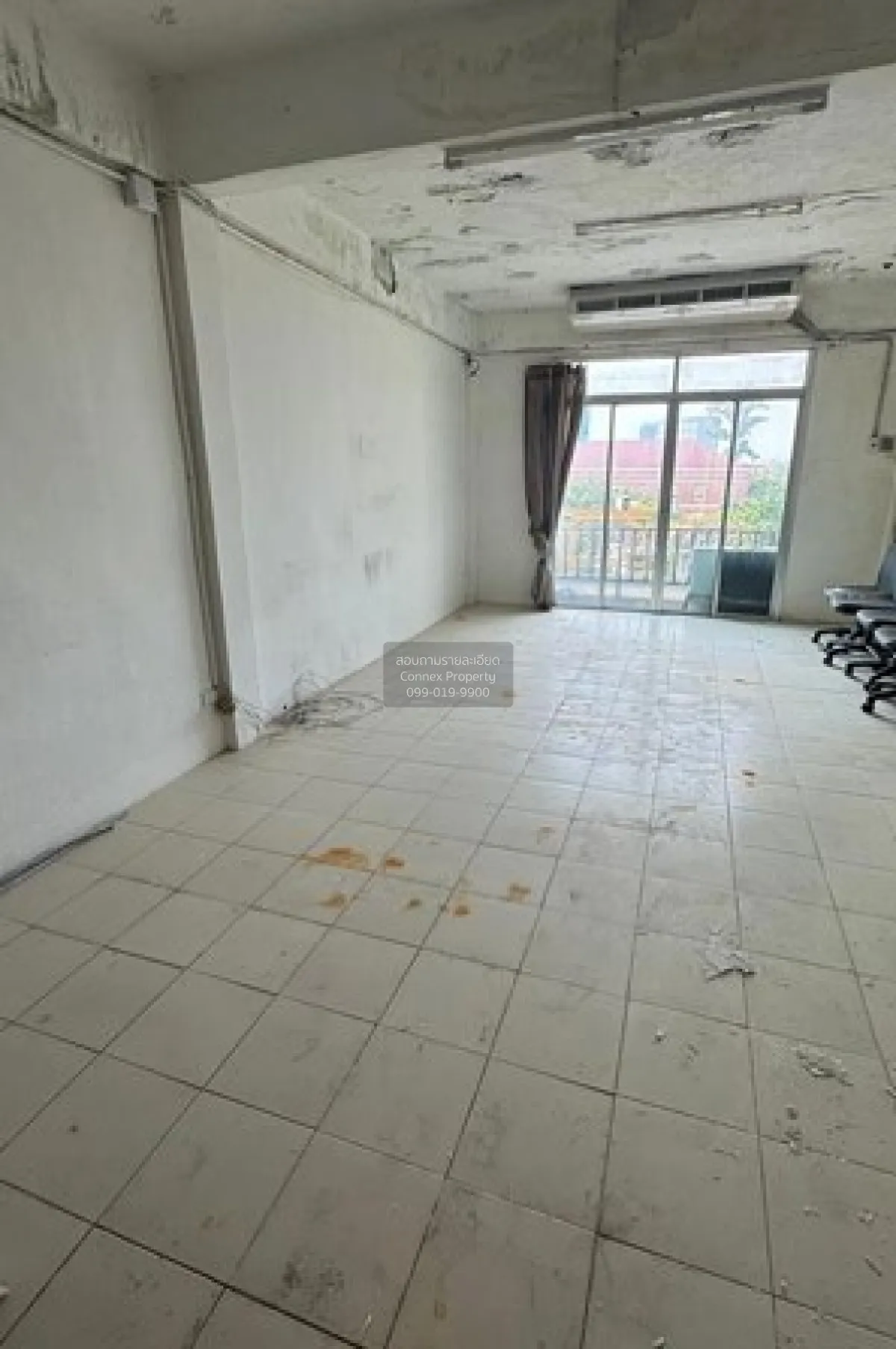 For Rent Four-story commercial building at Phra Nangklao intersec